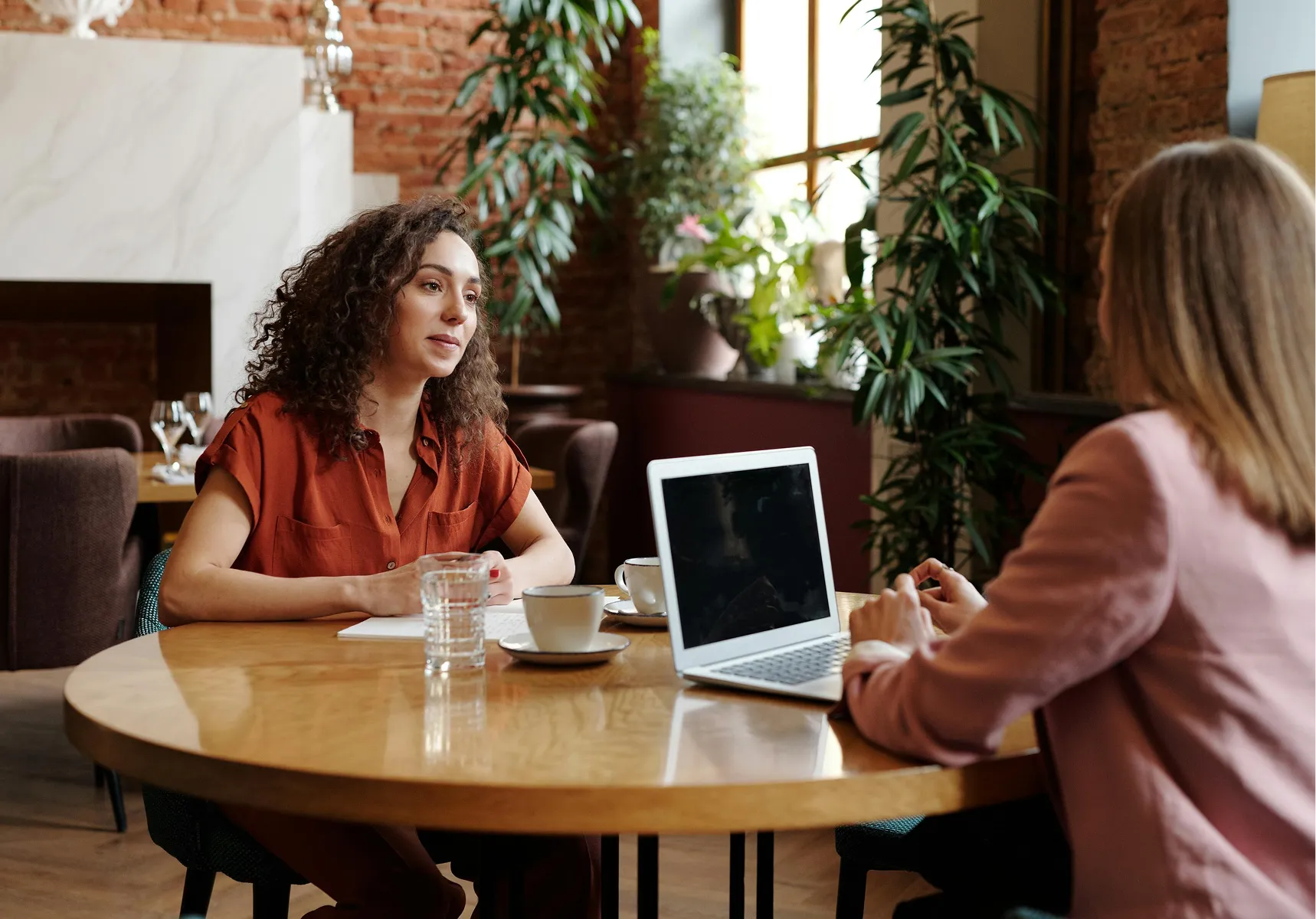 A friendly chat over coffee at a round table